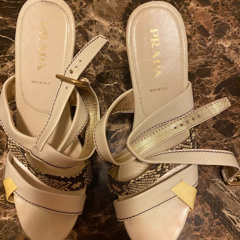 Original Prada wedges. Good condition!